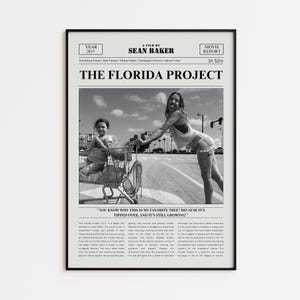 Könnte beinhalten: Schwarz-Weiß-Filmplakat für "The Florida Project" mit zwei Personen und einem Einkaufswagen. Das Plakat enthält den Filmtitel, den Regisseur und das Erscheinungsjahr. Das Zitat "YOU KNOW WHY THIS IS MY FAVORITE TREE? BECAUSE IT'S TIPPED OVER, AND IT'S STILL GROWING!" ist ebenfalls enthalten.