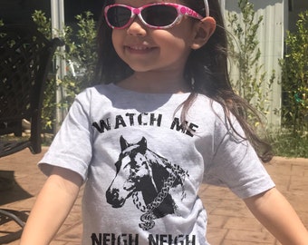 面白い馬のTシャツ | ヒヒーンと鳴くのを見てね シャツ | キッズTシャツ | 子供服 | 馬のギフト | 女の子用シャツ 男の子用シャツ