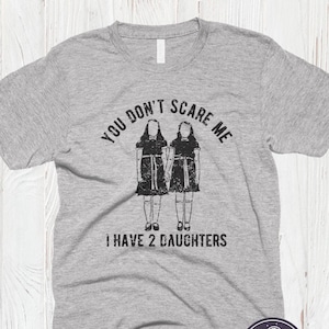 Sie Dont Scare Me, ich habe zwei Töchter T-Shirt Lustige Familie Shirts Humorvolle Tees Geschenke für Mama und Papa Shirt Vintage Film Shirt 80er Jahre Tees
