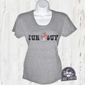 K&ouml;nnte beinhalten: Ein hellgraues T-Shirt mit einem Aufdruck von Pilzen und dem Text "FUN GUY" in einer Retro-Schrift.