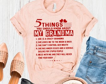 Fünf Dinge, die Oma über alles weiß – Lustiges Geschenk für Oma und Gigi