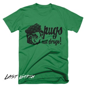 Puede incluir: Camiseta verde con un pug negro con un sombrero y el texto "pugs not drugs!"