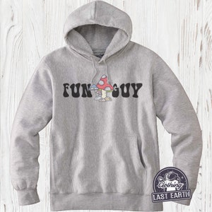 K&ouml;nnte beinhalten: Ein grauer Kapuzenpullover mit dem Text "FUN GUY" in schwarzen Buchstaben und einer Cartoon-Pilzgrafik.