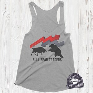 Puede incluir: Camiseta de tirantes gris con un gr&aacute;fico de toro y oso y el texto "BULL BEAR TRADERS".