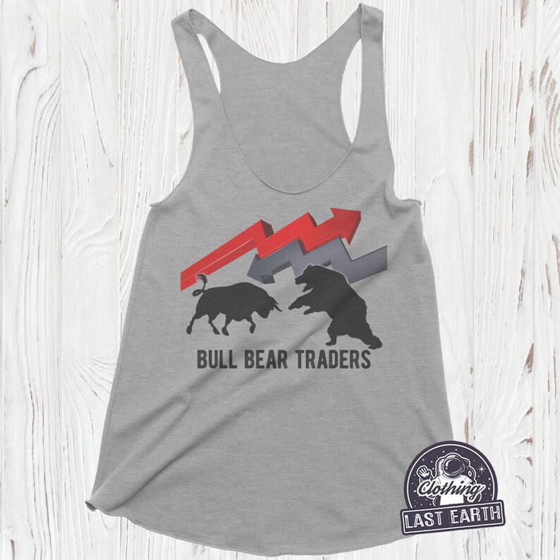 Puede incluir: Camiseta de tirantes gris con un gr&aacute;fico de toro y oso y el texto "BULL BEAR TRADERS".