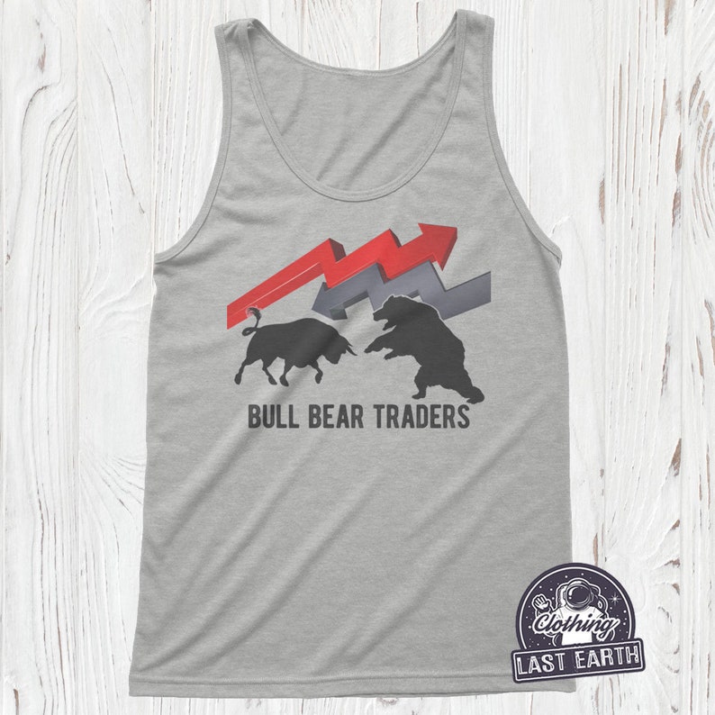 Puede incluir: Un tanque gris con un gr&aacute;fico de toro y oso negro, flechas rojas y grises y el texto "BULL BEAR TRADERS".