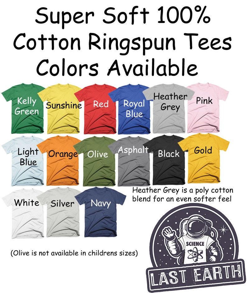 Puede incluir: Un gr&aacute;fico que muestra los diferentes colores disponibles para camisetas de algod&oacute;n ringspun 100%. Los colores incluyen verde Kelly, sol, rojo, azul real, gris jaspeado, rosa, azul claro, naranja, oliva, asfalto, negro, dorado, blanco, plateado y azul marino. El texto "Heather Grey is a poly cotton blend for an even softer feel" tambi&eacute;n est&aacute; incluido. El texto "(Olive is not available in childrens sizes)" tambi&eacute;n est&aacute; incluido.