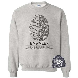 Puede incluir: Sudadera gris con una ilustración en blanco y negro de un cerebro con engranajes en su interior. El texto "ENGINEER" está debajo de la ilustración, seguido del texto "ONE WHO GETS EXCITED ABOUT THINGS THAT NO ONE ELSE CARES ABOUT."