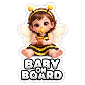 Può includere: Un adesivo con un bambino vestito da ape, con un completo a righe gialle e nere, che tiene un vasetto di miele e indossa una fascia con antenne. Il testo "BABY ON BOARD" è sotto.