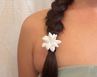 Acessório de cabelo com flor de sampaguita