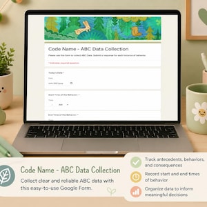 Op de afbeelding: Een laptop toont een formulier met de titel "Code Name - ABC Data Collection". Het formulier staat op een bureau met een groene mok, een kleine plant en een notitieboek. De banner van het formulier toont een boslandschap met een konijn. De tekst luidt: "Verzamel duidelijke en betrouwbare ABC-gegevens met dit gebruiksvriendelijke Google Formulier."