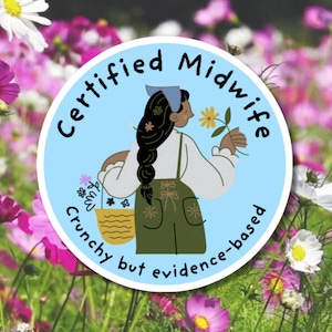 K&ouml;nnte beinhalten: Ein runder, hellblauer Aufkleber mit den Worten "Certified Midwife" in einem kreisf&ouml;rmigen Muster. Die Illustration zeigt eine Person, die eine Blume und einen Korb h&auml;lt, mit dem Text "Crunchy but evidence-based" darunter.