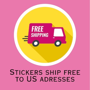 K&ouml;nnte beinhalten: Eine rosa-wei&szlig;e Grafik mit einem gelben Kreis, der einen pinkfarbenen Lieferwagen mit den Worten "FREE SHIPPING" enth&auml;lt. Darunter steht "STICKERS SHIP FREE TO US ADRESSES". Der Hintergrund ist rosa.