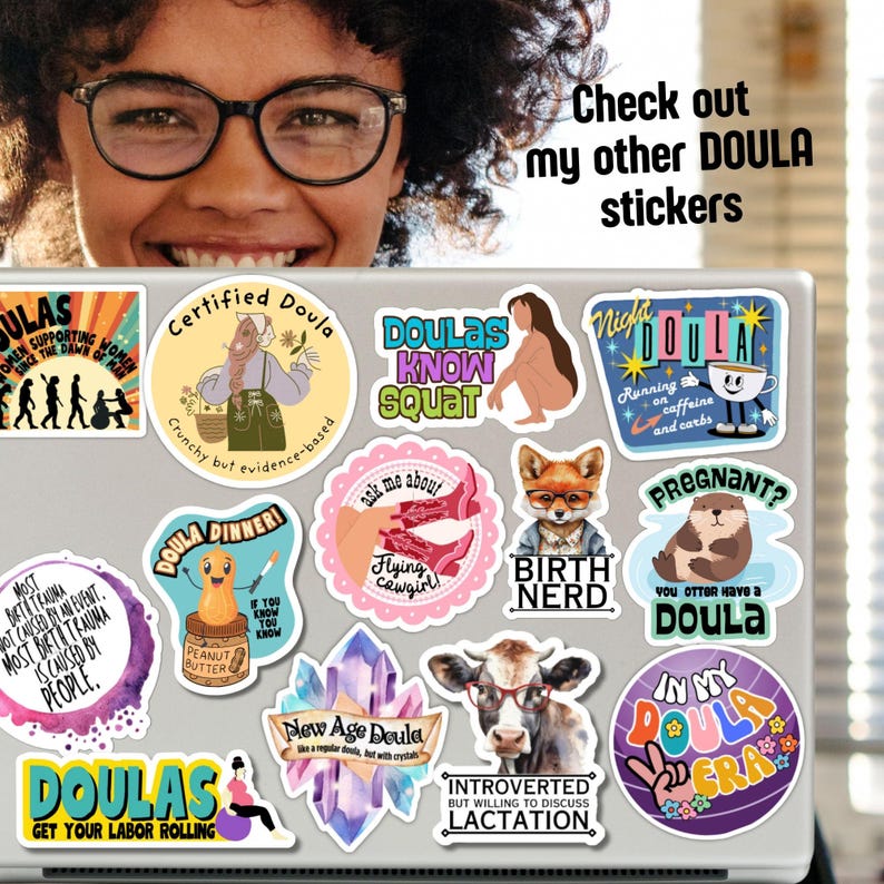 K&ouml;nnte beinhalten: Ein Laptop, der mit bunten Aufklebern mit verschiedenen Designs und Texten zum Thema Doulas bedeckt ist. Die Aufkleber zeigen Illustrationen einer Frau, von Tieren und S&auml;tzen wie "Doulas Know Squat" und "Birth Nerd."