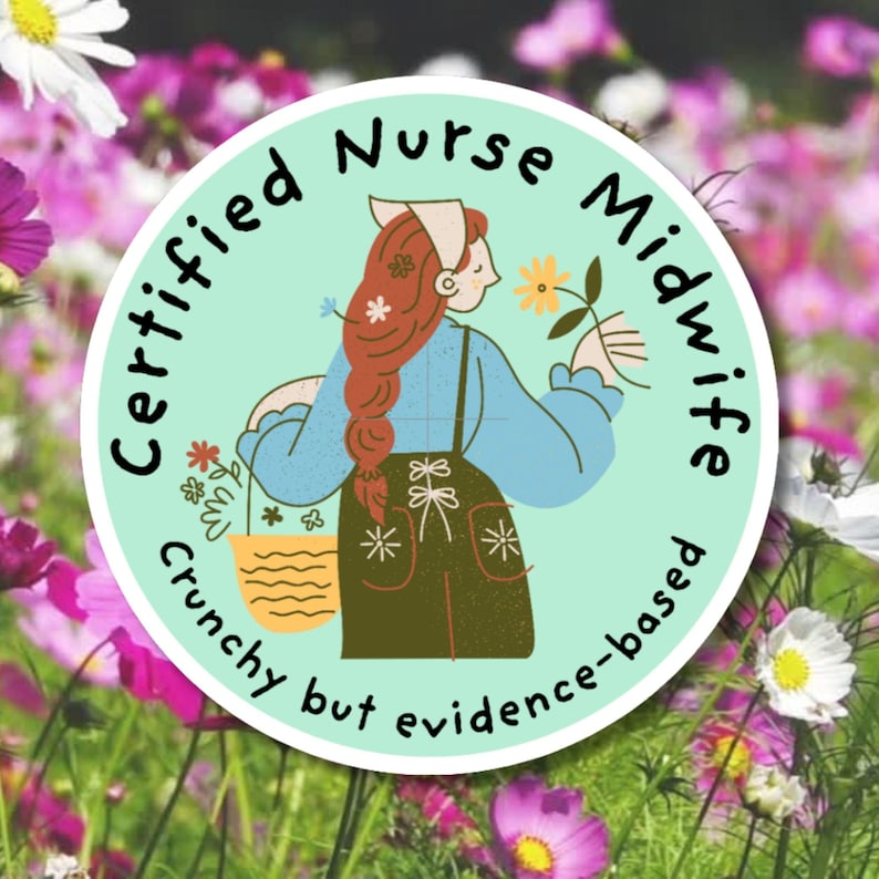 K&ouml;nnte beinhalten: Ein runder Aufkleber mit einem hellgr&uuml;nen Rand. Er zeigt eine Cartoon-Illustration einer Hebamme, die Blumen h&auml;lt. Der Text "Certified Nurse Midwife" und "Crunchy but evidence-based" ist um den Rand gedruckt.