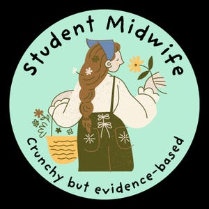 K&ouml;nnte beinhalten: Ein runder Aufkleber mit hellblauem Hintergrund. Er zeigt eine Cartoon-Illustration einer Person mit langen braunen Haaren und einem blauen Kopftuch, die eine Blume h&auml;lt. Der Text "Student Midwife Crunchy but evidence-based" ist kreisf&ouml;rmig angeordnet.