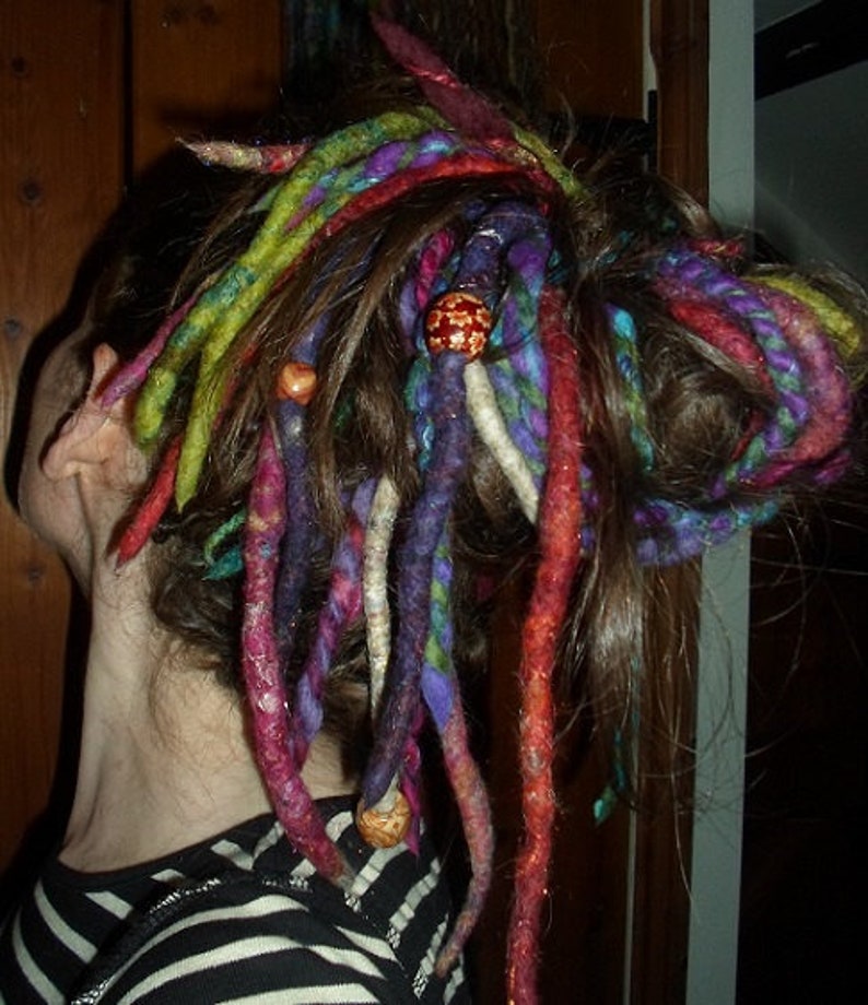 войлочные дреды комплект. дреды из войлока. де дреды из войлока. украшения на дреды. прически из войлочных дредов.