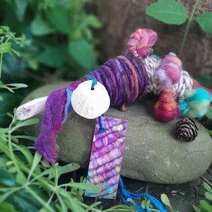 Art Yarn Bundle Auf Ast Bobbin Regenbogen Pom Pom Fiber Art Zubehör Handgesponnene Wolle Handgefärbtes Weben Handweben Gobelin Treibholz Handgesponnen