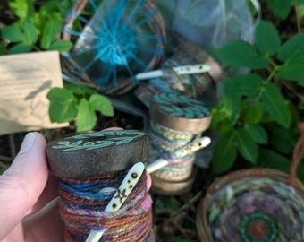 Set de regalo de tejido de bolsillo para tejer a mano, ideal para viajes, manualidades, agujas, bobinas de hilo, hilo artístico hilado a mano, hilo teñido a mano, campana de lana arcoíris.