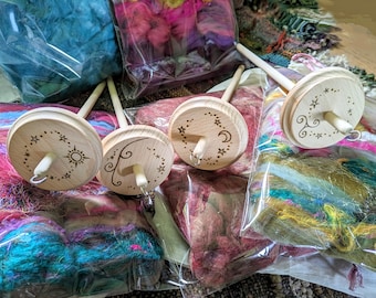 Conjunto de presente DROP SPINDLE e arte surpresa BATTS, lã merino tingida à mão, sari reciclado, seda, madeira, fio fiado à mão, arte em fibra