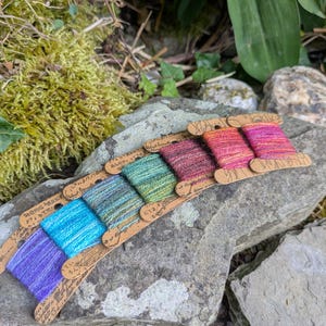 Fils à broder en pure soie teinte à la main, fils de soie, bobines en bois ornées, broderie lente Kantha Sashiko, art textile Tussah panaché