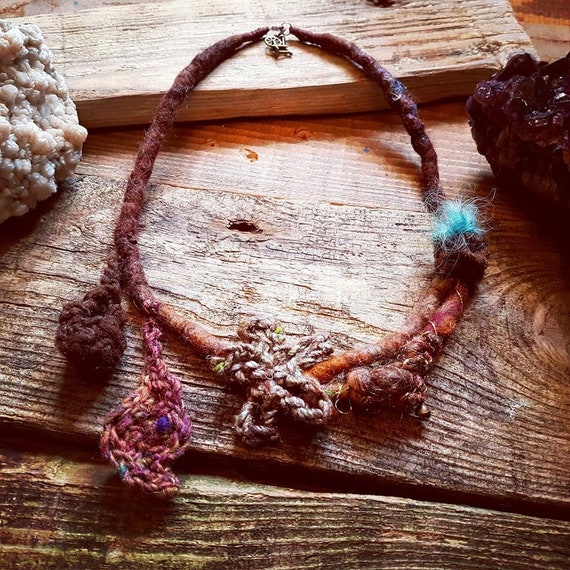 Pompom necklace sale