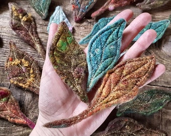 フェルトリーフブローチ 秋の葉 メリノシルク ハンドメイド ウールフェルト 森のジュエリー 妖精のジュエリー ファイバーアート ピン 一点物 クリスマスギフト プレゼント