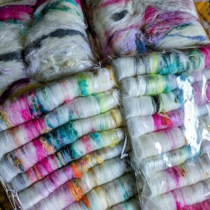 Art Batt Or Rolags Natural White Wool With Rainbow Recycled Silk Hemp Silks Art Yarn Spinning Fiber Rolag Roving Hand Dyed Waste Fibre