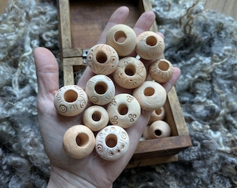 einer gebrannter Ton Spindel Quirl Historisches Reenactment Eisenzeit Wikinger Sachsen Frühmittelalter Mittelalter Reenactment Larp Fallspindel