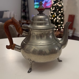 Vintage Williamsburg Stieff Pewter Teapot – 3-Footed Colonial Style Tea Pot with Wood Handle