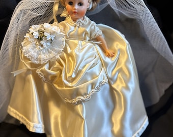 Vintage 1960's UNEEDA Bride Doll 10"