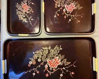 Juego de bandejas apilables japonesas de laca negra de mediados de siglo (MCM). 3 bandejas. Flores de cerezo (A)