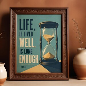 Może przedstawiać: Oprawiony wydruk z cytatem "LIFE, IF LIVED WELL, IS LONG ENOUGH" na tle turkusowego koloru, z ilustracją klepsydry. Ciemnobrązowa rama ma ozdobne detale. Cytat pochodzi od Seneki.