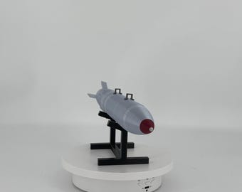 Réplica inerte del B61 Legacy de 12” en color plata con soporte en Y. Modelo de exhibición impreso en 3D: envío en 2 a 3 días.