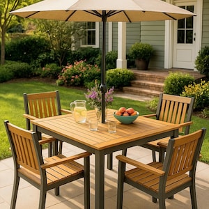 Op de afbeelding: Eetset voor buiten met een vierkante houten tafel en vier bijpassende stoelen. Een beige parasol biedt schaduw. De tafel is gedekt met een kan, glazen en een fruitschaal. De meubels hebben een modern design.