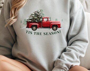 Sudadera navideña vintage con diseño de camión rojo, cuello redondo "Tis The Season", suéter navideño con diseño de camión, suéter acogedor de invierno, camiseta con diseño de camión con árbol de Navidad