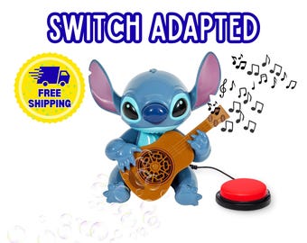 Peut inclure: Une figurine bleue de Stitch tenant une guitare marron, reliée par un cordon noir à un bouton interrupteur rond rouge et noir. Le texte SWITCH ADAPTED apparaît au-dessus, avec des notes de musique noires et des bulles flottantes.