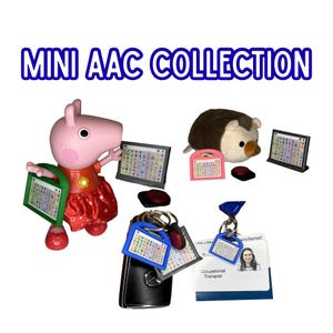 Op de afbeelding: Een verzameling miniatuur AAC-communicatiehulpmiddelen, waaronder een roze varkensfiguur met een groen omrand bord, een pluche egel, diverse kleine tablets met iconen, rode knoppen en sleutelhangers met het label MINI AAC COLLECTION.