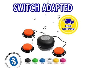 Op de afbeelding: Een zwarte Bluetooth-luidspreker met drie oranje knoppen en een reeks kleurgecodeerde knoppen. De tekst "SWITCH ADAPTED" wordt boven de luidspreker weergegeven. De luidspreker is ontworpen om muziek en video's te bedienen.
