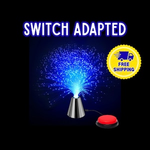 Könnte beinhalten: Eine schalteradaptierte Glasfaserlampe mit silbernem, konischem Sockel und leuchtend blauem Licht. Das Gerät ist über ein schwarzes Kabel mit einem runden, roten Drucktastenschalter verbunden. Der Text "SWITCH ADAPTED" steht oben in Weiß.
