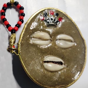 Santeria Yoruba. keychain for Elegua embedded in a shell. loadaded &  consecrated. llavero de  Elegua insertado en conchas /viajero
