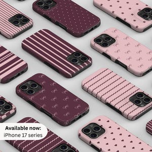 Könnte beinhalten: Eine Sammlung von Smartphone-Hüllen in verschiedenen Rosa- und Dunkelpflaumentönen mit Mustern wie Streifen, Punkten, Schleifen, Herzen, Blumen und Karos. Der Text Available now: iPhone 17 series ist in der unteren linken Ecke aufgedruckt.