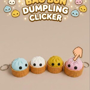 Könnte beinhalten: Vier Bao-Bun-Dumpling-Schlüsselanhänger in Hellblau, Weiß, Gelb und Pink, jeweils in einer braunen geflochtenen Korbbasis mit schwarzen Augen. Der Text BAO BUN DUMPLING CLICKER steht darüber mit kleinen Dumpling-Symbolen und einer Hand, die auf den pinken drückt.