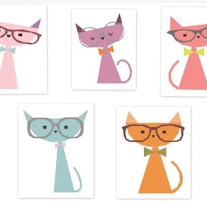 Puede incluir: Cinco ilustraciones de gatos con gafas y pajaritas. Los gatos son rosa, morado, rojo, azul y naranja. Cada gato lleva una pajarita de un color diferente.