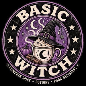 Pode incluir: Um design gráfico circular com uma caneca com uma lua crescente, coberta com chantilly e um chapéu de bruxa. Inclui uma abóbora roxa, paus de canela e cristais. O texto diz BASIC WITCH, PUMPKIN SPICE, POTIONS, POOR DECISIONS.
