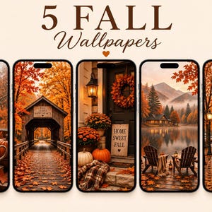 Könnte beinhalten: Fünf Smartphone-Bildschirme mit herbstlichen digitalen Hintergrundbildern. Die Bilder zeigen ein regnerisches Fenster mit Kerze, eine überdachte Brücke, eine Veranda mit Kürbissen, eine Hütte am See mit Stühlen und eine Straße mit einem Schild mit der Aufschrift Autumn Books Coffee Happiness.