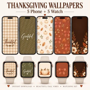 Op de afbeelding: Een digitale collectie Thanksgiving-achtergronden met 5 telefoon- en 5 horloge-achtergronden. Ontwerpen bevatten beige ruitpatroon met de tekst Thankful, olijfgroen met Grateful, crème met pompoenen, oranje met strikken en herfstbloemen.