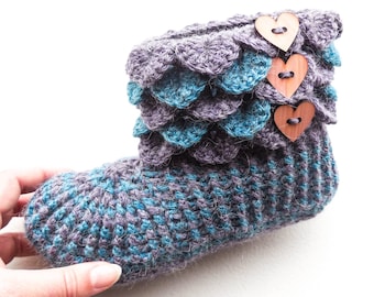 Botas de alpaca con escamas de dragón - Pantuflas tejidas a crochet para mujer - Tallas para adultos - Pantuflas de punto de cocodrilo con botones de madera