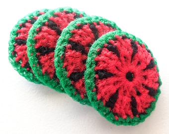 Puede incluir: Cuatro posavasos de ganchillo hechos a mano con diseño de sandía. Cada posavasos tiene un centro rojo con semillas negras, un borde verde y forma circular. Ideales para añadir un toque veraniego a la decoración.