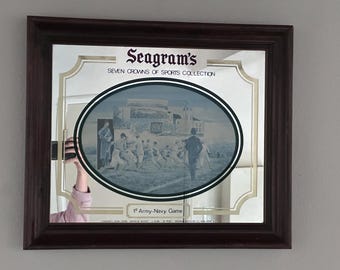 Espelho vintage Seagram’s Seven Crowns of Sports 1st Army Navy Game para decoração de bar com tema de futebol americano.